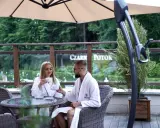 Para młoda w szlafrokach pije kawę na tarasie. Idealne miejsce na podróż poślubną w Polsce.