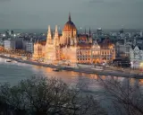 Budapeszt na weekend: majestatyczny Parlament oświetlony nocą, odbijający się w Dunaju. Idealne miejsce na romantyczny wypad.