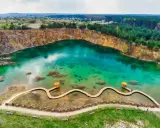 Nietypowe miejsca w Polsce na weekend: turkusowe jezioro w kamieniołomie z drewnianą kładką i altanką. Idealne na relaks.