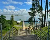 Schody prowadzą do jeziora, gdzie cumuje statek. Idealne miejsce, by zapytać: gdzie na Mazury?