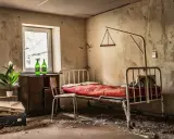 Pokój z łóżkiem, walizkami i butelkami. Może to początek przygody w najlepszym escape roomie w Polsce?