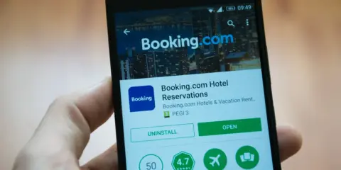 Aplikacja Booking.com na smartfonie. Czy booking jest bezpieczny? Ponad 50 milionów pobrań i wysoka ocena świadczą o zaufaniu użytkowników.