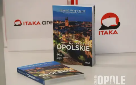 Książka "Bucket list Opolskie" prezentuje 101 nieoczywistych miejsc i opolskie atrakcje. Obok leży druga taka sama książka.