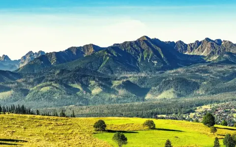 Widok na Tatry z zielonymi łąkami i lasami. To jedno z 10 najpiękniejszych miejsc w Tatrach, idealne na wędrówkę.