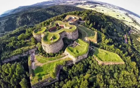 Imponujący fort na wzgórzu, otoczony lasami, to perła Dolnego Śląska. Jego fortyfikacje przypominają kształtem gwiazdę.