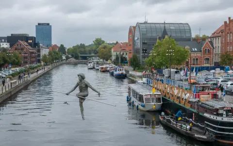 Bydgoszcz oferuje nietypowe atrakcje, jak rzeźba na linie nad Brdą, statki wycieczkowe i zabytkowa zabudowa.