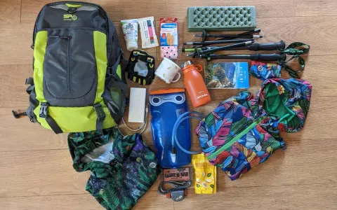 Plecak, kijki, bidon, mapa, krem z filtrem, plastry, czołówka, powerbank, bluza – to wszystko, co zabrać w góry, by mieć komfortową wędrówkę.