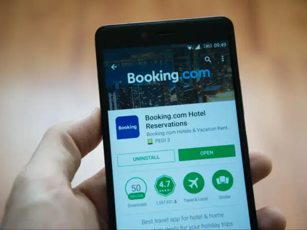 Aplikacja Booking.com na smartfonie. Czy booking jest bezpieczny? Ponad 50 milionów pobrań i wysoka ocena świadczą o zaufaniu użytkowników.