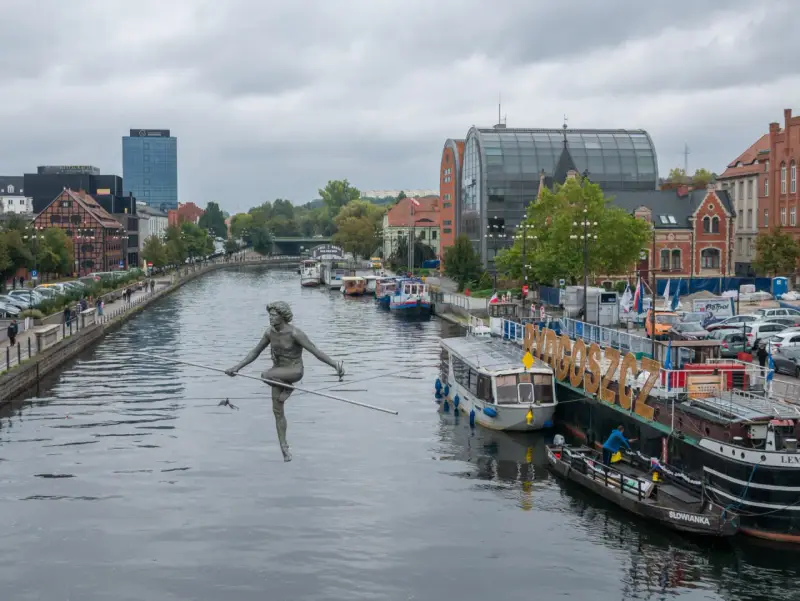 Bydgoszcz oferuje nietypowe atrakcje, jak rzeźba na linie nad Brdą, statki wycieczkowe i zabytkowa zabudowa.